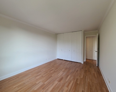 1360 N Sandburg Terrace - Photo Thumbnail 15