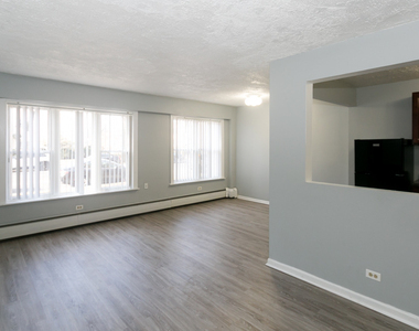 7333 N Ridge Boulevard - Photo Thumbnail 10