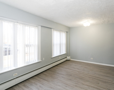 7333 N Ridge Boulevard - Photo Thumbnail 9