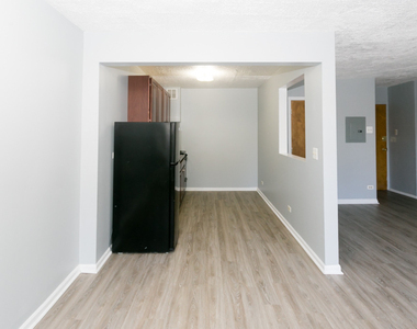 7333 N Ridge Boulevard - Photo Thumbnail 7