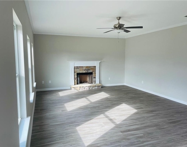 305 Melody Lane Ne - Photo Thumbnail 10
