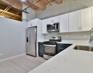 11 E Illinois Street - Photo Thumbnail 3