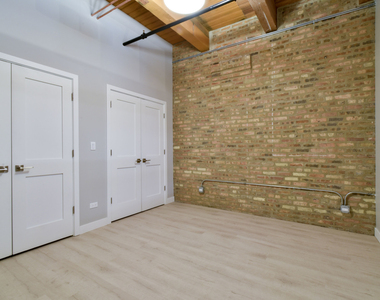 11 E Illinois Street - Photo Thumbnail 5