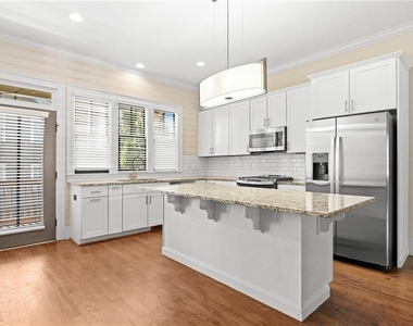 81 College Street - Photo Thumbnail 6
