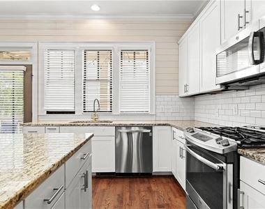81 College Street - Photo Thumbnail 8