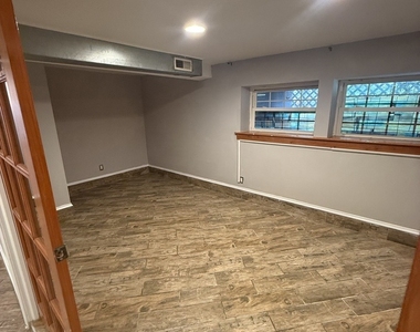 844 N Harding Avenue - Photo Thumbnail 5