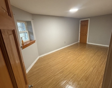 844 N Harding Avenue - Photo Thumbnail 2