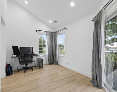 8320 Highpoint Circle - Photo Thumbnail 8
