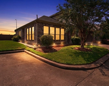 1526 Village Townhome Drive - Photo Thumbnail 4