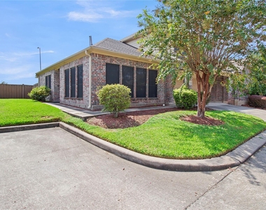 1526 Village Townhome Drive - Photo Thumbnail 2
