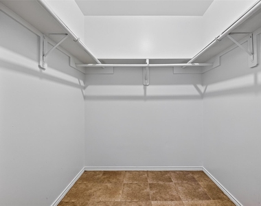 2735 Woodridge Manor Drive - Photo Thumbnail 7