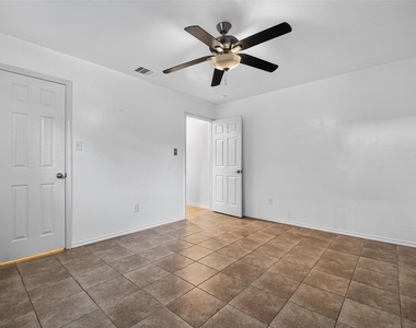 2735 Woodridge Manor Drive - Photo Thumbnail 5