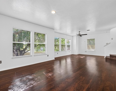 2735 Woodridge Manor Drive - Photo Thumbnail 11