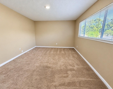 4807 Shatner Drive - Photo Thumbnail 9