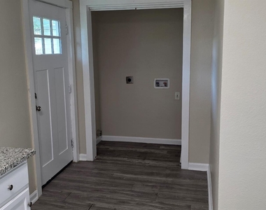 3919 Avenue O - Photo Thumbnail 4