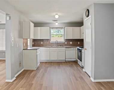 3907 Starbridge Pointe Lane - Photo Thumbnail 4