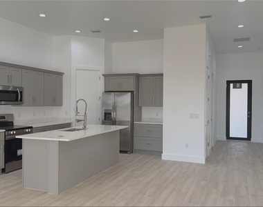 2104 Ne 16th Terrace - Photo Thumbnail 2