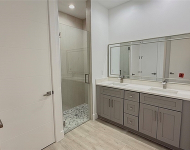 2104 Ne 16th Terrace - Photo Thumbnail 6