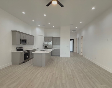 2104 Ne 16th Terrace - Photo Thumbnail 8