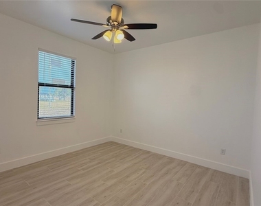 2104 Ne 16th Terrace - Photo Thumbnail 9