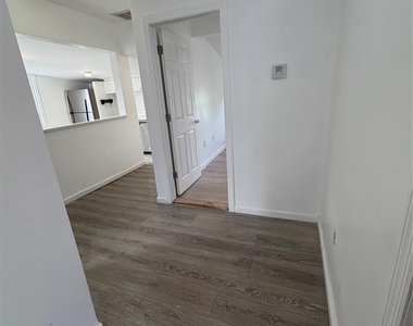 48 Entwistle - Photo Thumbnail 4