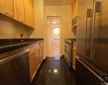 West 87th Street - Photo Thumbnail 4