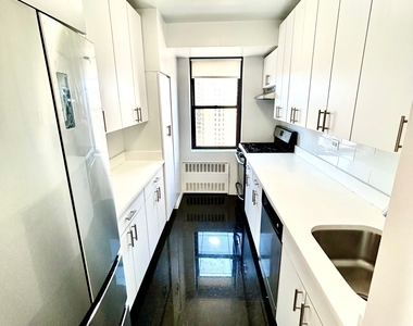 E 82 St - Photo Thumbnail 3