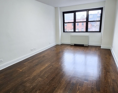 E 16 St - Photo Thumbnail 3