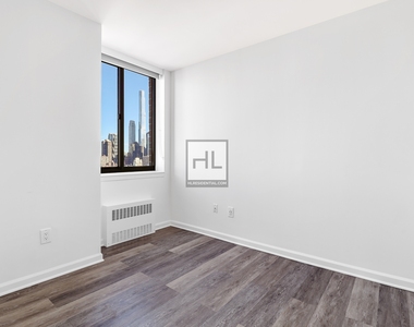 West 43 Street - Photo Thumbnail 5