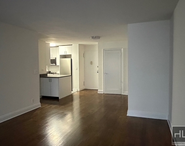 East 56 Street - Photo Thumbnail 4