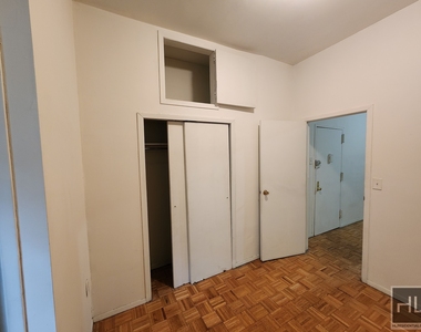 East 89 Street - Photo Thumbnail 3