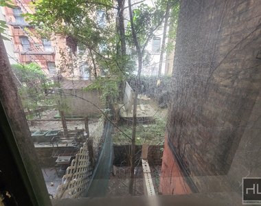 East 89 Street - Photo Thumbnail 5