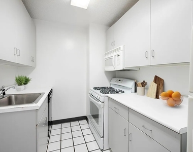 E 52nd St - Photo Thumbnail 1
