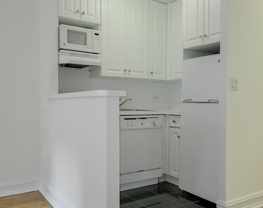 East 46 Street - Photo Thumbnail 3