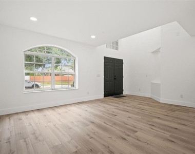 10224 Merrimac Manor Drive - Photo Thumbnail 7