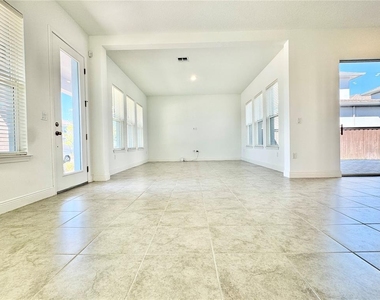 9725 Neruda Street - Photo Thumbnail 12