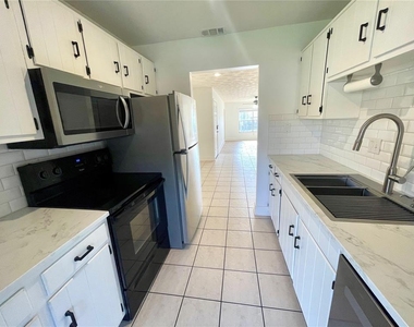 5301 Hansel Avenue - Photo Thumbnail 2