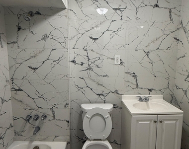 242 Madison Avenue - Photo Thumbnail 4