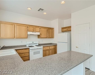 8541 Lost Gold Avenue - Photo Thumbnail 10