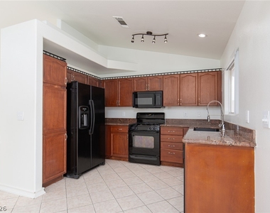 7900 White Grass Avenue - Photo Thumbnail 9