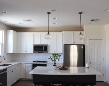 4026 Painted Lady Avenue - Photo Thumbnail 2