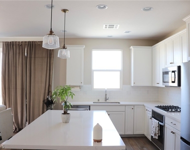 4026 Painted Lady Avenue - Photo Thumbnail 3