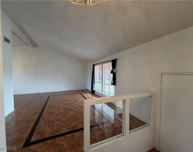 5252 Cartaro Drive - Photo Thumbnail 4