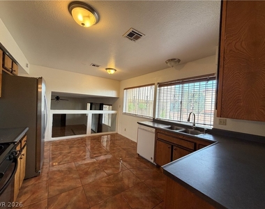 5252 Cartaro Drive - Photo Thumbnail 7