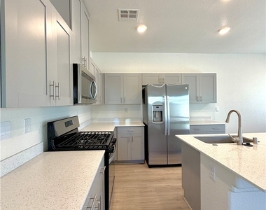 10051 Indigo Cliffs Street - Photo Thumbnail 8