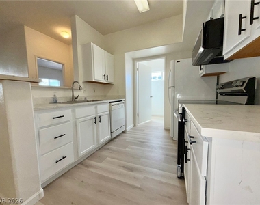 2615 W Gary Avenue - Photo Thumbnail 5