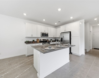 1531 Layla Crossing Avenue - Photo Thumbnail 9