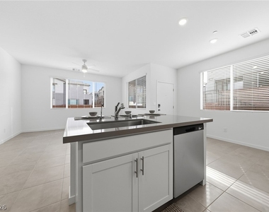 1531 Layla Crossing Avenue - Photo Thumbnail 12