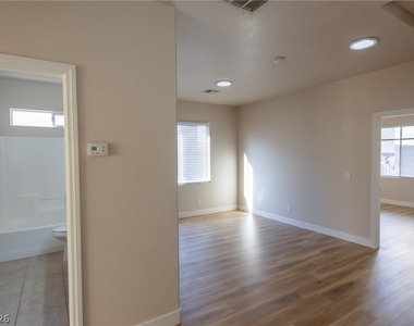 10559 Lessona Street - Photo Thumbnail 16