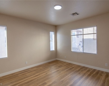 10559 Lessona Street - Photo Thumbnail 12